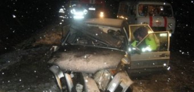 В Белоруссии женщина на автомобиле ВАЗ совершила наезд на бетонное ограждение автомобильного моста