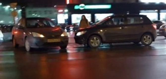 Сразу два ДТП подряд случились на проспекте Энгельса на трамвайных рельсах