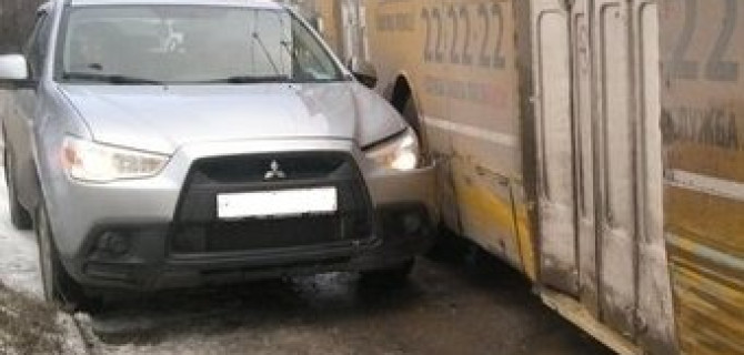 Неудачный маневр выезда на главную дорогу в Великом Новгороде