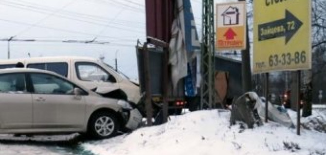 В Петрозаводске в результате столкновения две иномарки врезались в рекламный щит