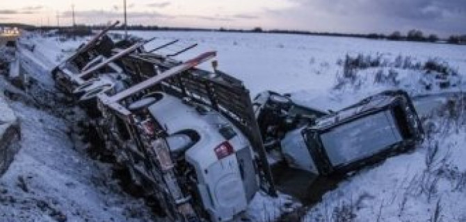 Шесть внедорожников в кювете