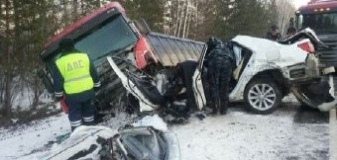 Три автомобиля столкнулись на трассе в Тверской области