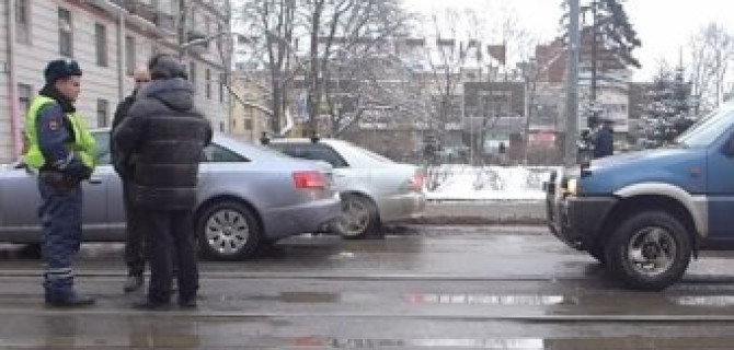 ДТП на трамвайных рельсах на улице Академика Лебедева парализовала движение по направлению в Калининский район. 