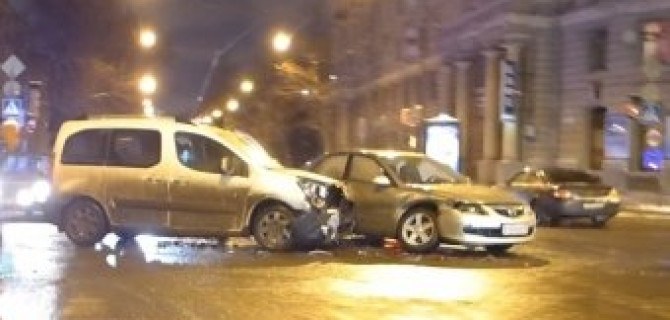 Каблучок Peugeot Partner снес переднюю подвеску седану Mazda 6 