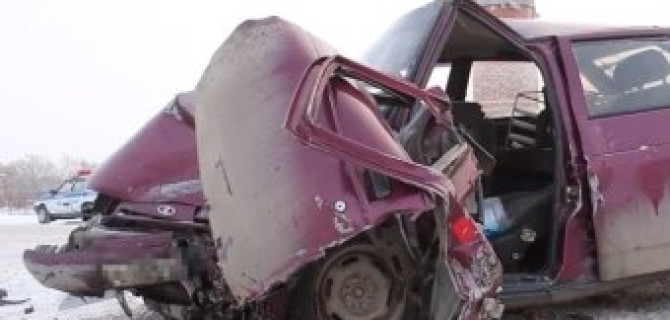 Три человека пострадали в лобовом столкновении автомобилей на трассе Екатеринбург - Курган