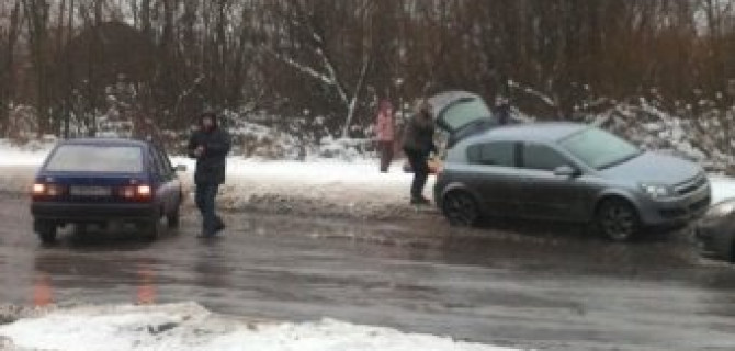 ИЖ Ода и Opel Astra столкнулись в канун Нового Года на улице Тамбасова в Петербурге