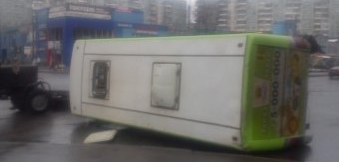 Маршрутка опрокинулась набок в столкновении с легковым Hyundai 