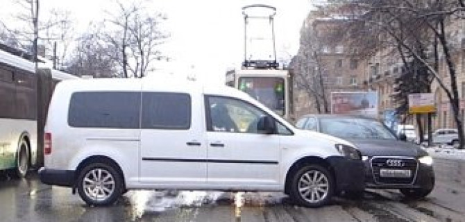 Audi не пропустил поворачивающий налево на проспекте Энгельса микрофургон Volkswagen 