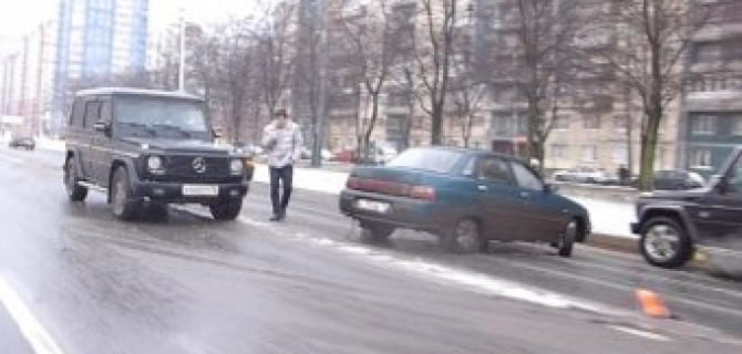 В Петербурге "Гелендваген" врезался в разворачивающуюся "Ладу" на улице Доблести