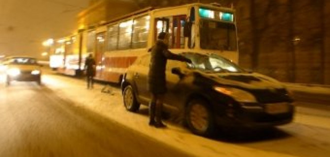 Сломавшийся (или аварийный) на рельсах Renault Megane остановил движение трамваев по Литейному мосту