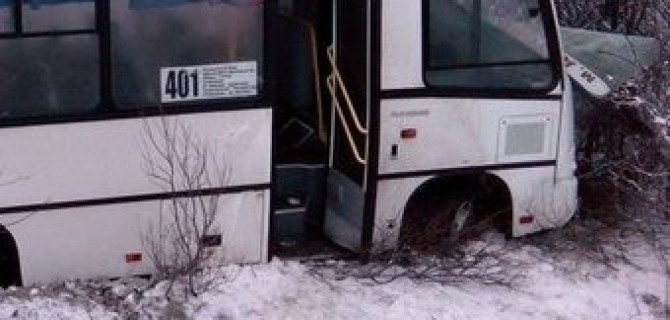 Полицейский за рулем иномарки врезался в маршрутку и съехал в кювет. 