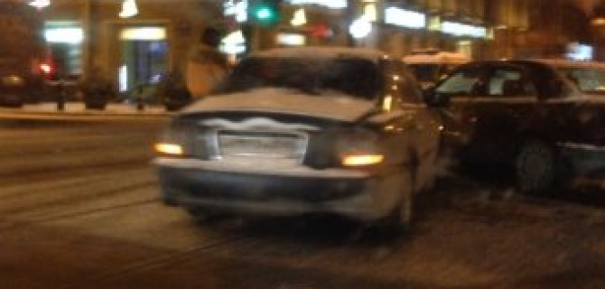 В Петербурге девушка на иномарке врезалась в Mercedes на Невском проспекте