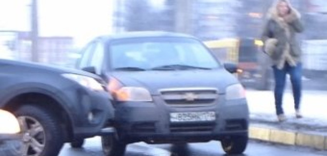 Две иномарки перпендикулярно столкнулись на улице Руставели вечером в субботу 17 января