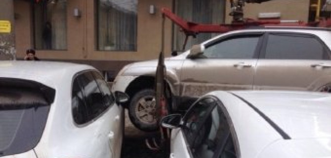 Эвакуатор опрокинул машину на припаркованные автомобили в Ростове