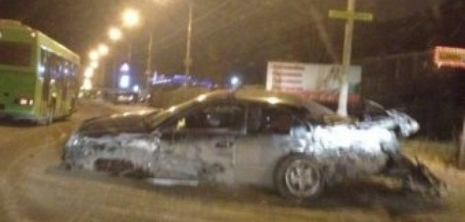 В Красноярске вылетевшая на "встречку" легковая "Хонда" врезалась сразу  в три автомобиля