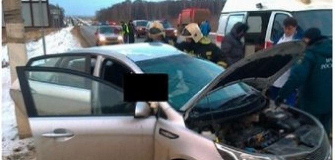 ДТП под Тулой: иномарка врезалась в грузовик