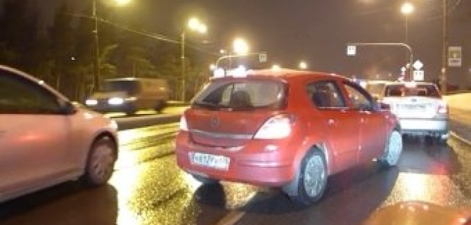 Еще одна авария на въезде на Поклонную гору спровоцировала большую пробку по проспекту Энгельса. 