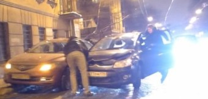 На Втором Муринском проспекте  автомобиль Citroen C4 навалился на Mazda 3