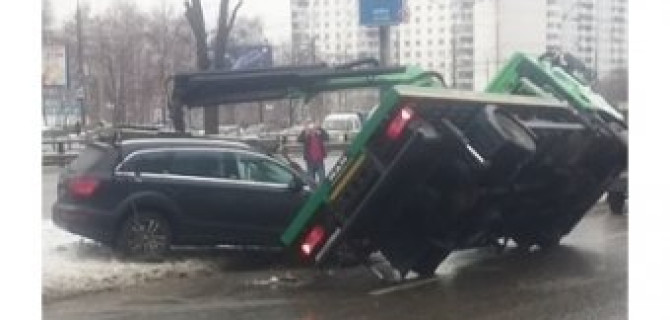 В Москве на Каширском шоссе эвакуатор упал на иномарку