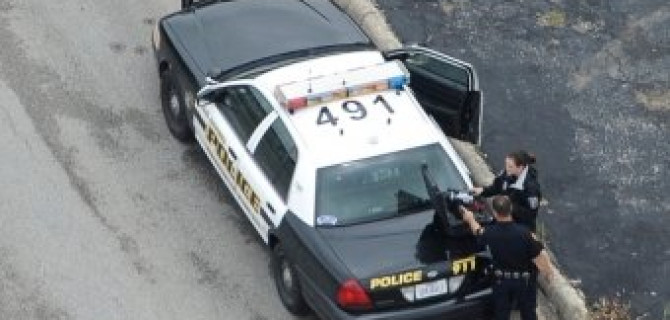  Удивительное рядом -  женщина, арестованная полицией и закованная в наручники, угнала полицейскую машину. 