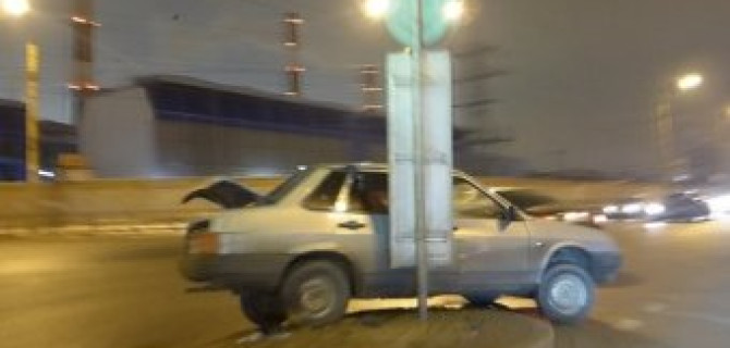 "Жигули" столкнулись с тягачом и вылетели на разделительный барьер на виадуке на Маршала Жукова