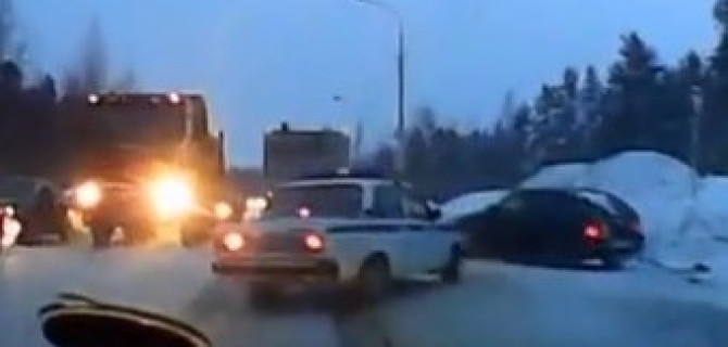 В Сургуте полицейские "Жигули" врезались в стоящую иномарку