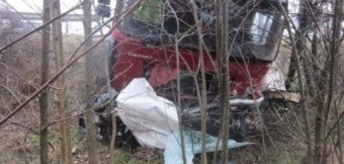 Молодая женщина на "Mazda 3" вылетела на "встречку" и была раздавлена грузовиком