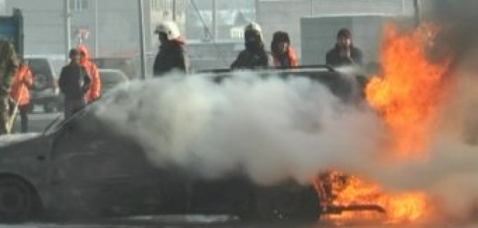 В Алматы легковой автомобиль загорелся во время движения. Водитель успел выпрыгнуть