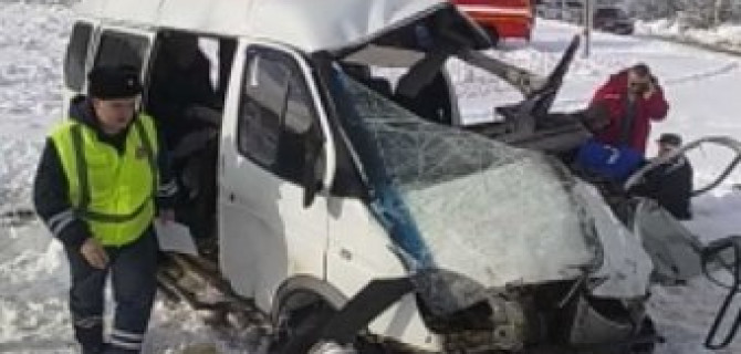 Курск: «Газель» врезалась в товарный поезд