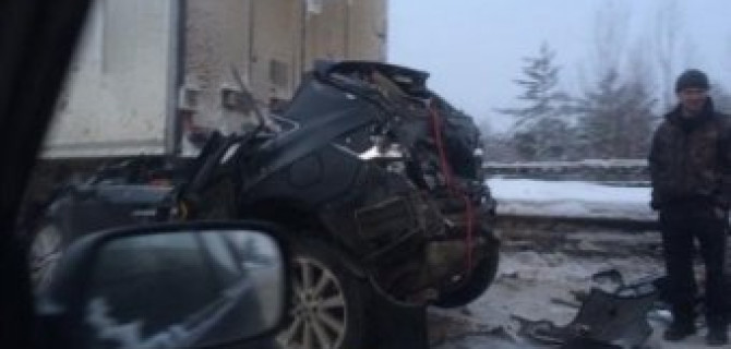 На трассе «Кола» две фуры смяли «легковушку»