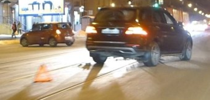 Внедорожник Мерседес с номерами 888 врезался в маленький "Сузуки" с наклейкой "НЕОПЫТНЫЙ ВОДИТЕЛЬ!"