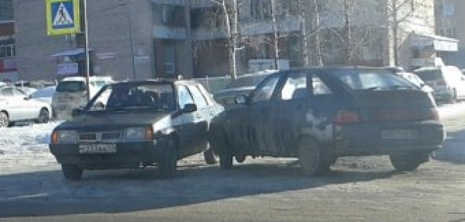 Утренняя авария на улице Жени Егоровой в Петербурге - столкновение двух легковых автомобилей