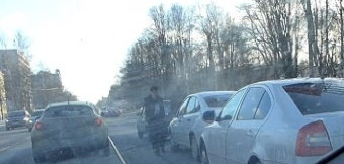 Три автомобиля разбились напротив ресторана "Корчма" на проспекте Энгельса