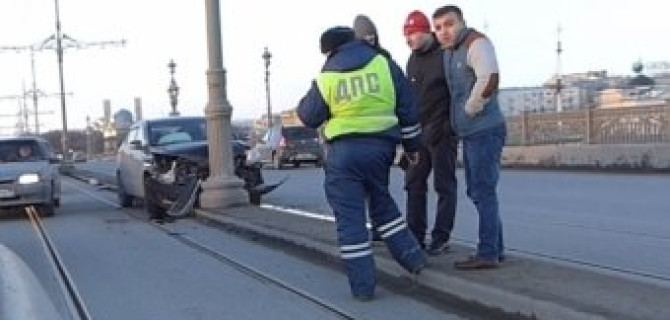 Русские не сдаются! Обгон на Троицком мосту - машина в столбе!