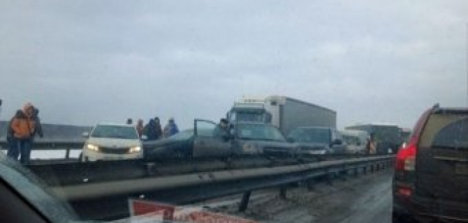 Два десятка машин столкнулись в Калужской области по цепочке