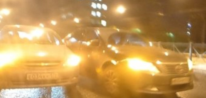 На Лесном проспекте два легковых автомобиля навалились друг на друга