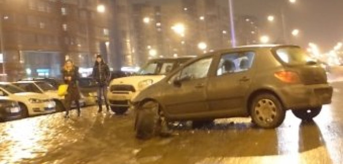 Mini Cooper разбился в Петербурге на улице Доблести в вечером в пятницу