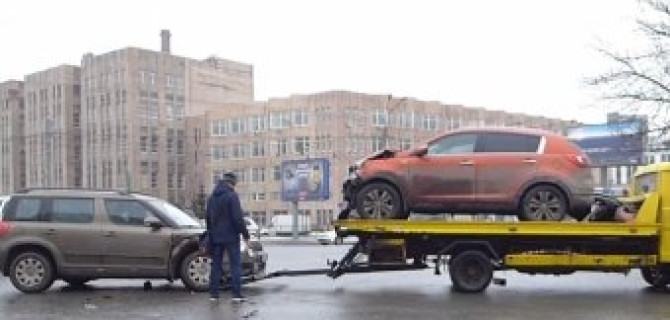 Два кроссовера сильно разбились на перекрестке Гражданского и Непокоренных 