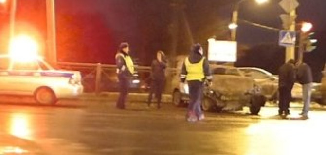 В крупном ДТП на перекрестке Бутлерова - Непокоренных пострадали два человека