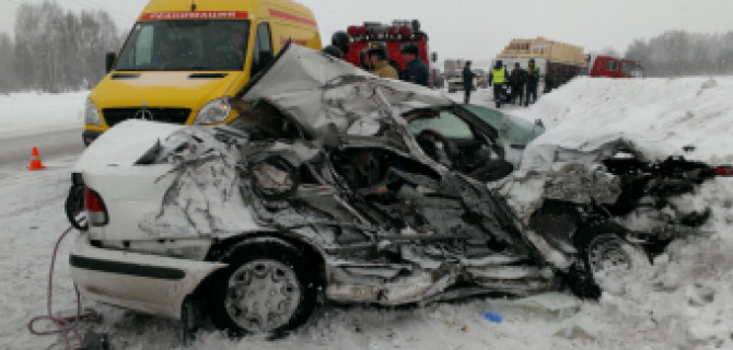 В Кемерово КамАЗ смял «легковушку»