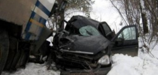 В Алтайском крае фура столкнулась с «Приорой»