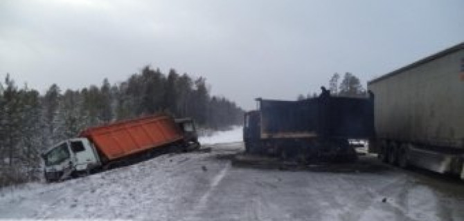 В аварии под Челябинском столкнулись пять грузовиков