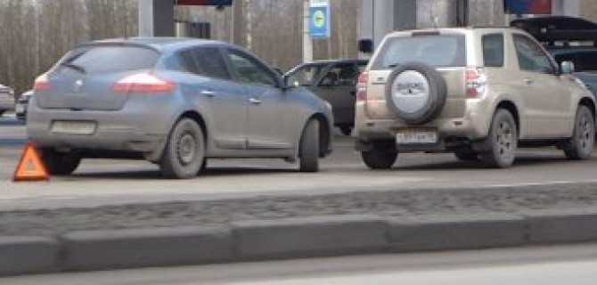 Спешка при попытке первым подъехать к заправочному пистолету. 