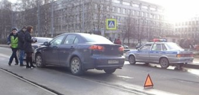 Очередное ДТП на трамвайных рельсах на Черной речке - столкновение двух легковых автомобилей. 