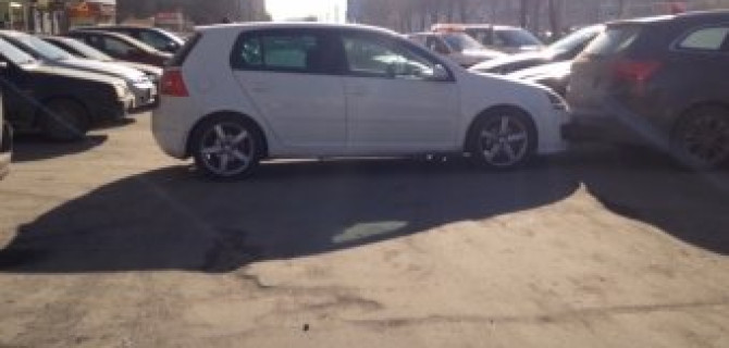 Сорвавшийся с «ручника» автомобиль заблокировал парковку у торгового центра на Просвещения