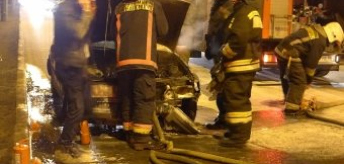 На Мориса Тореза сгорел автомобиль Ford Sierra - водитель остался жив