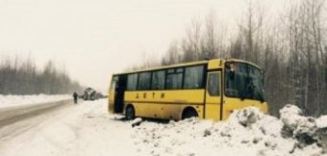 В Ханты-Мансийском округе «девятка» врезалась в автобус, перевозивший детей