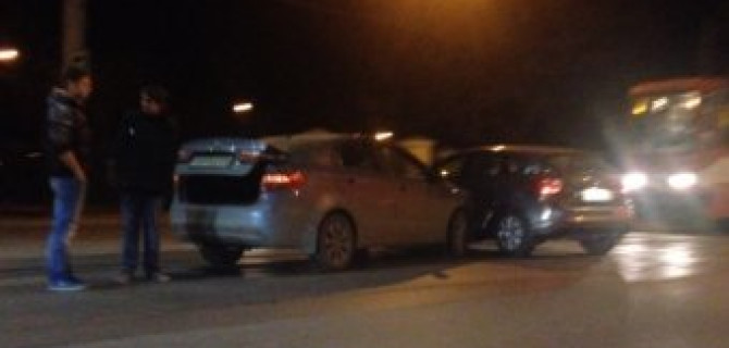 Две иномарки  столкнулись на трамвайных рельсах при попытке одной из них развернуться