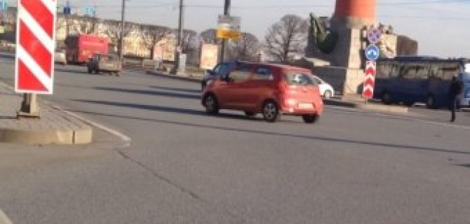 Молодой человек, управляя кроссовером "Хонда",  врезался в микролитражку с девушкой за рулем. 