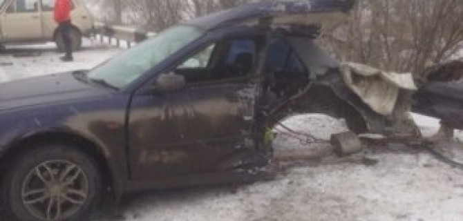 В аварии под Красноярском напополам разорвало иномарку